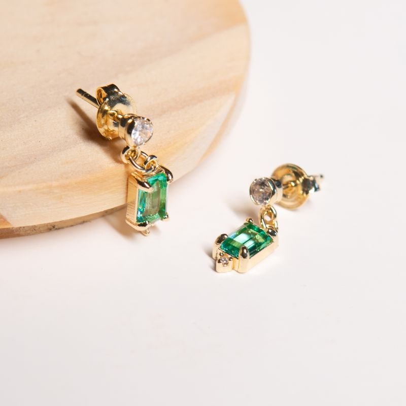 Brinco de zircônia verde com detalhe em zircônia branca folheado a ouro 18k