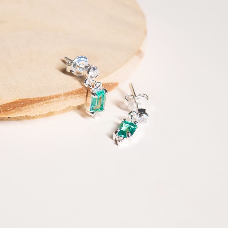 Brinco de zircônia verde com detalhe em zircônia branca folheado a prata