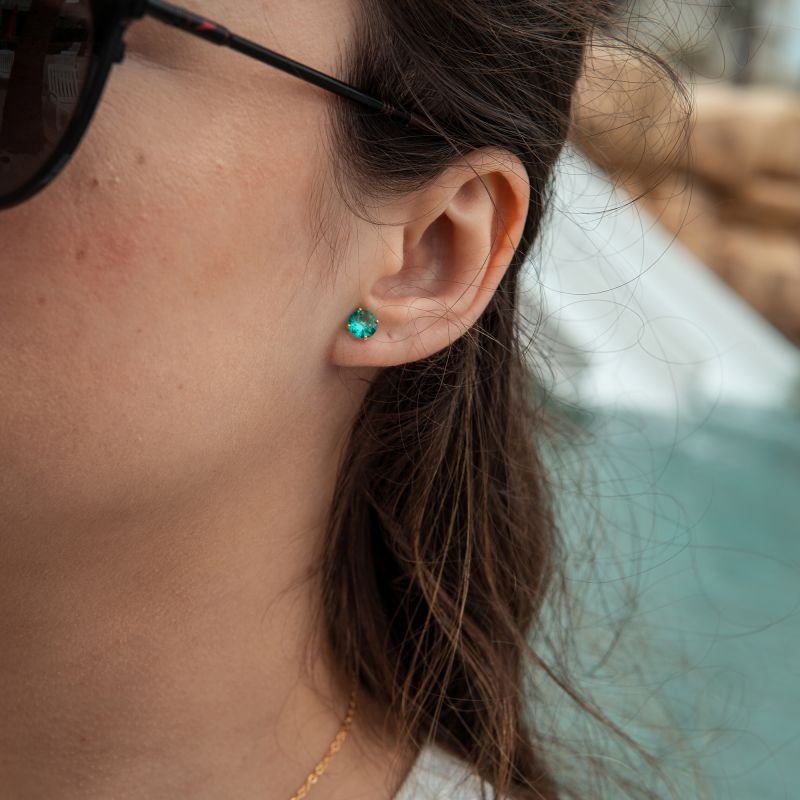 Brinco de zircônia verde folheado a ouro 18k