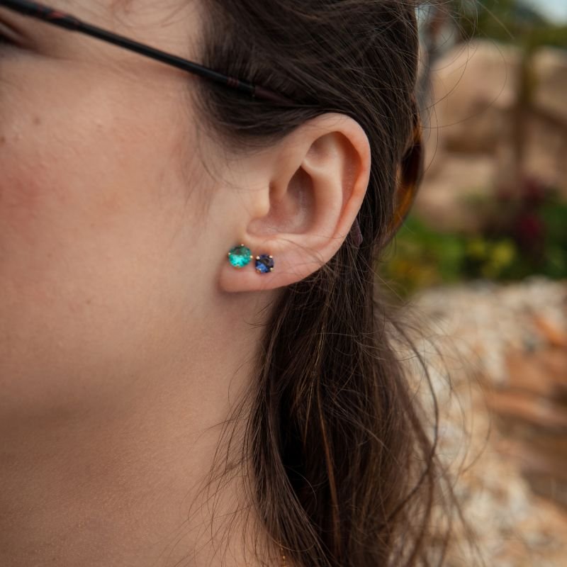 Brinco de zircônia verde folheado a ouro 18k
