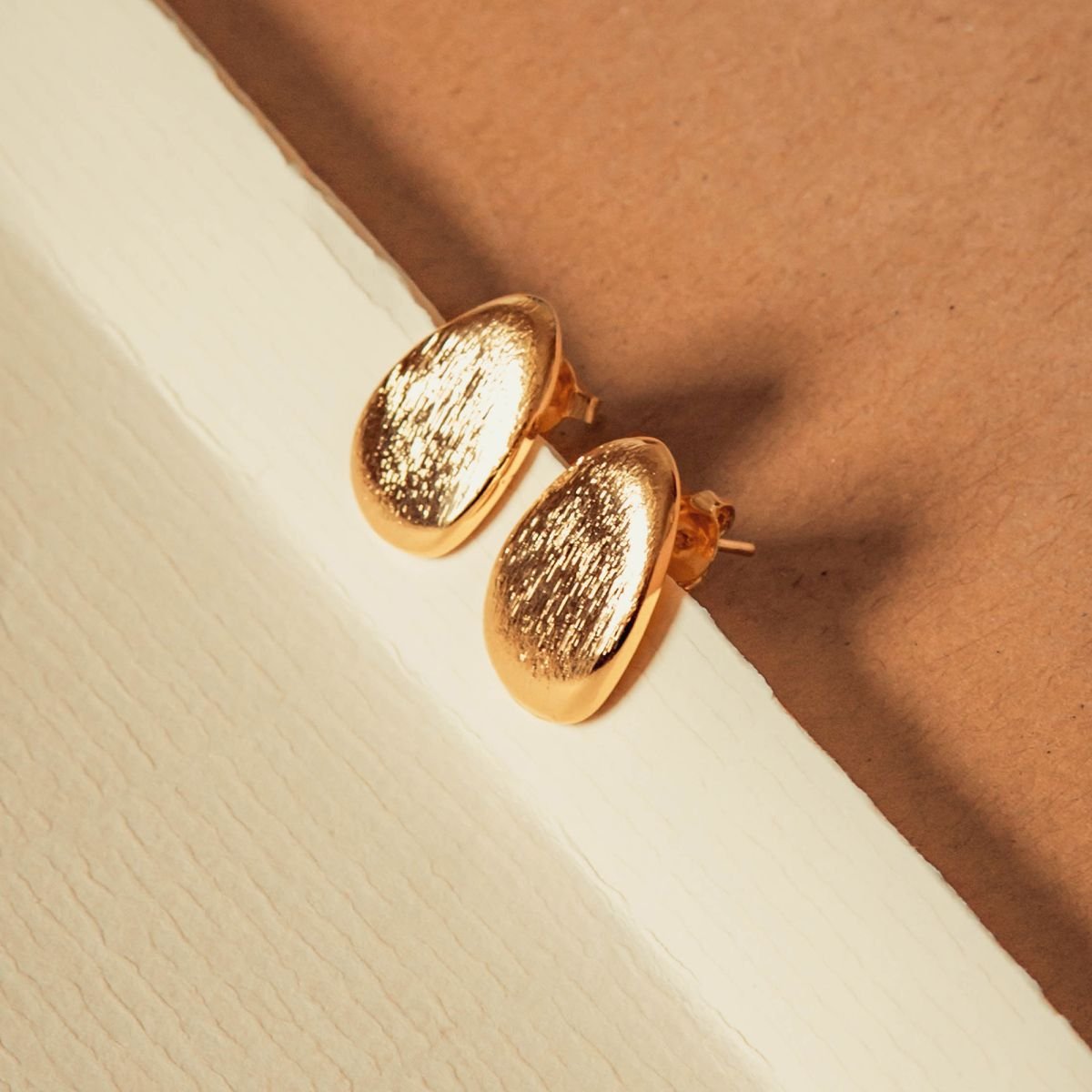 Brinco feijão grande folheado a ouro 18k (Jordana Ludwig)