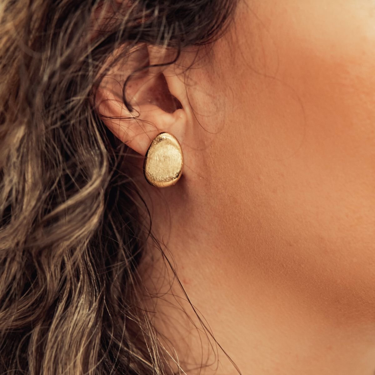 Brinco feijão grande folheado a ouro 18k (Jordana Ludwig)