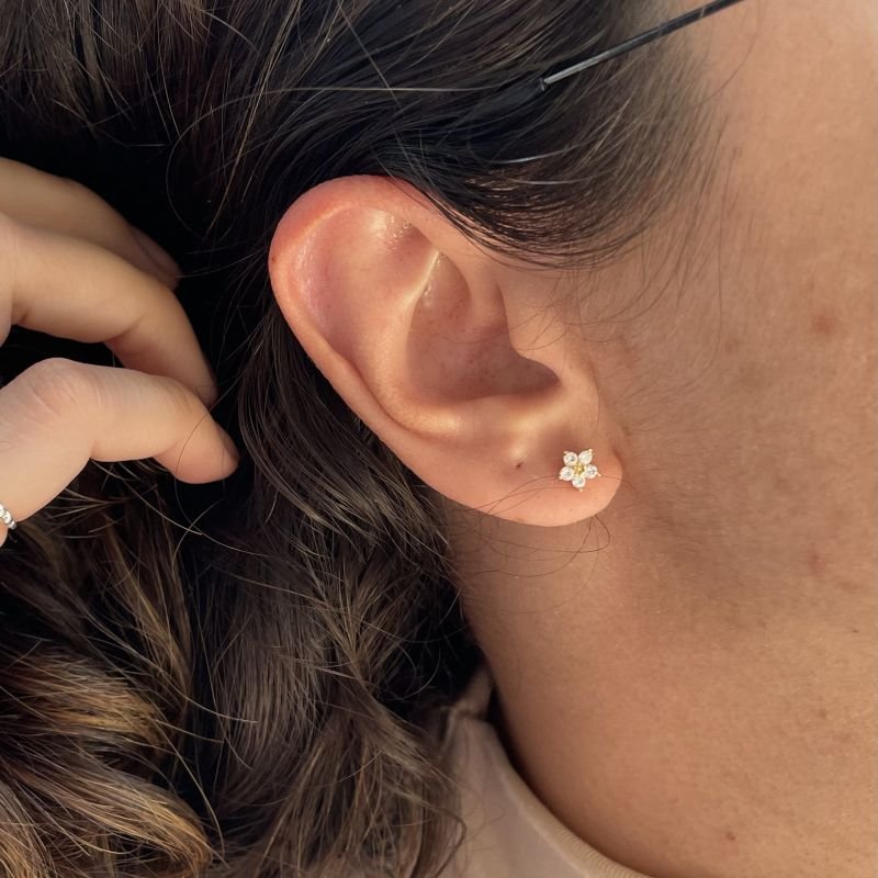 Brinco flor cravejado em zircônias folheado a ouro 18k