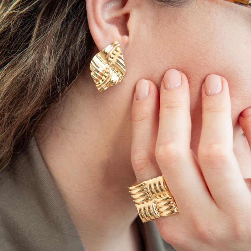 Brinco BOSS folheado a ouro 18k