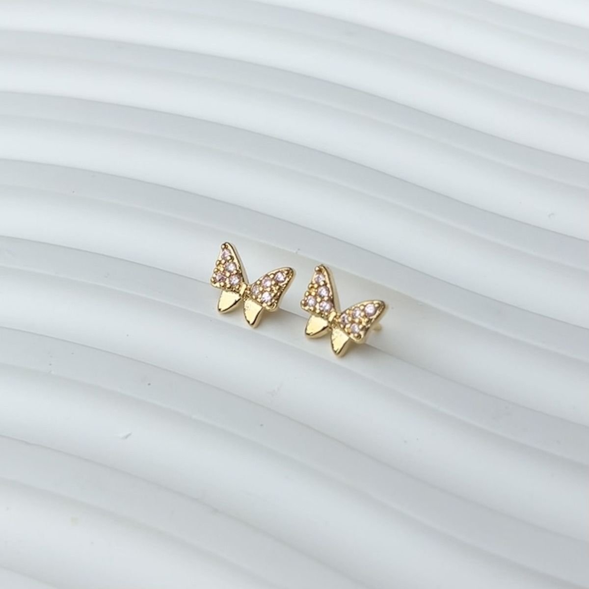 Brinco infantil de borboleta folheado a ouro 18k