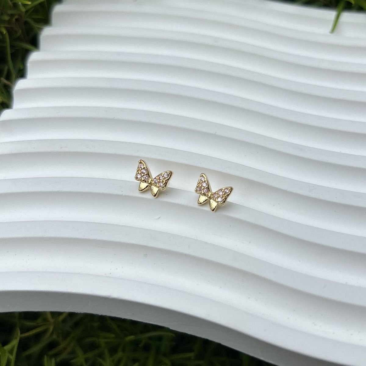 Brinco infantil de borboleta folheado a ouro 18k