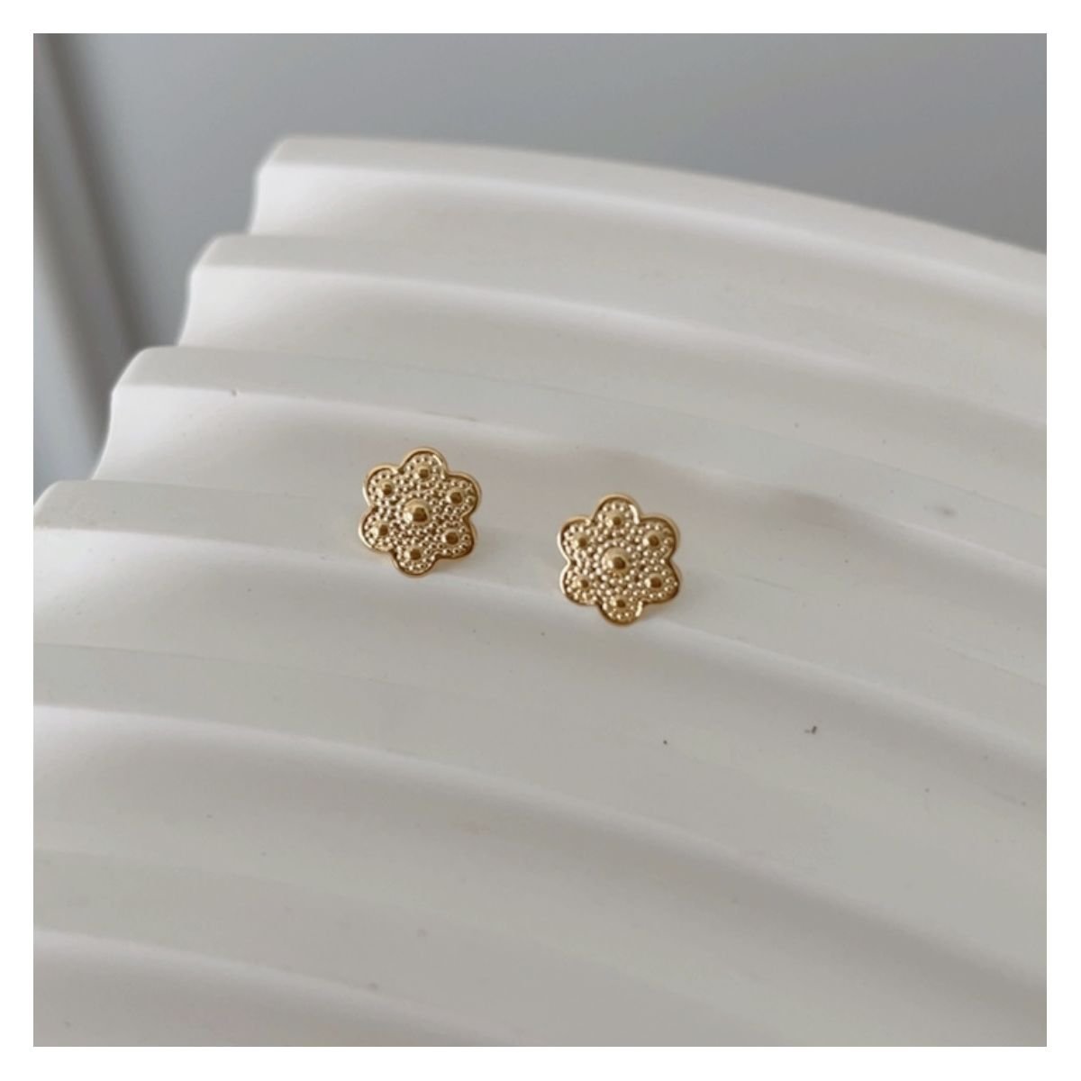 Brinco infantil de flor folheado a ouro 18k