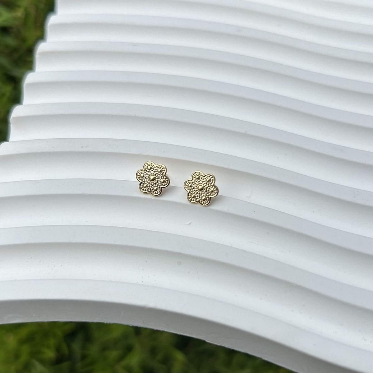 Brinco infantil de flor folheado a ouro 18k