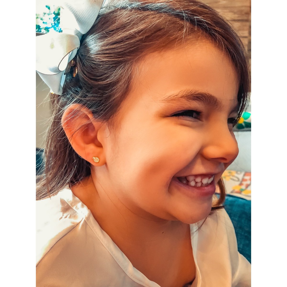 Brinco infantil de Joaninha cravejado em zircônias folheado a ouro 18k