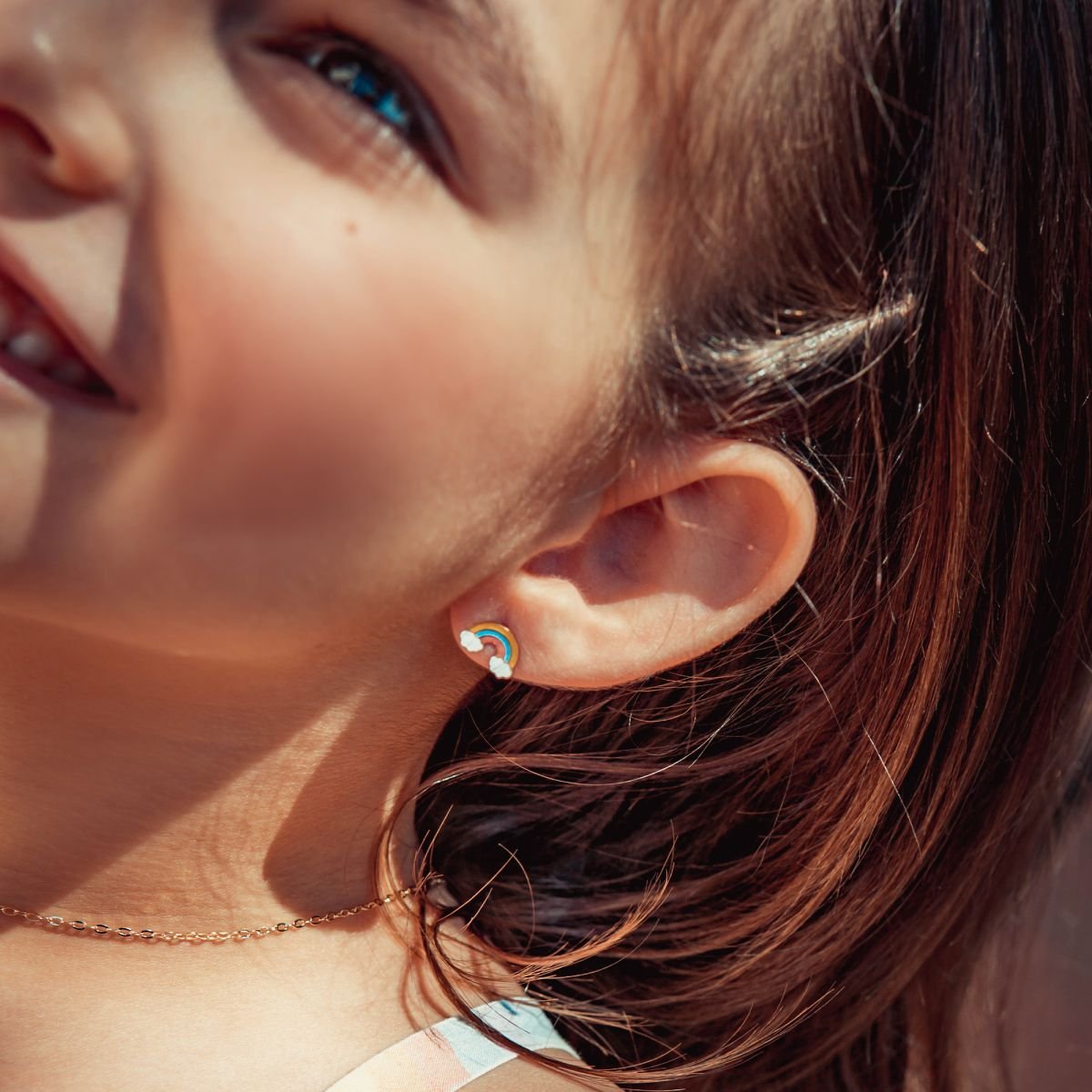 Brinco infantil resinado de arco-íris folheado a ouro 18k