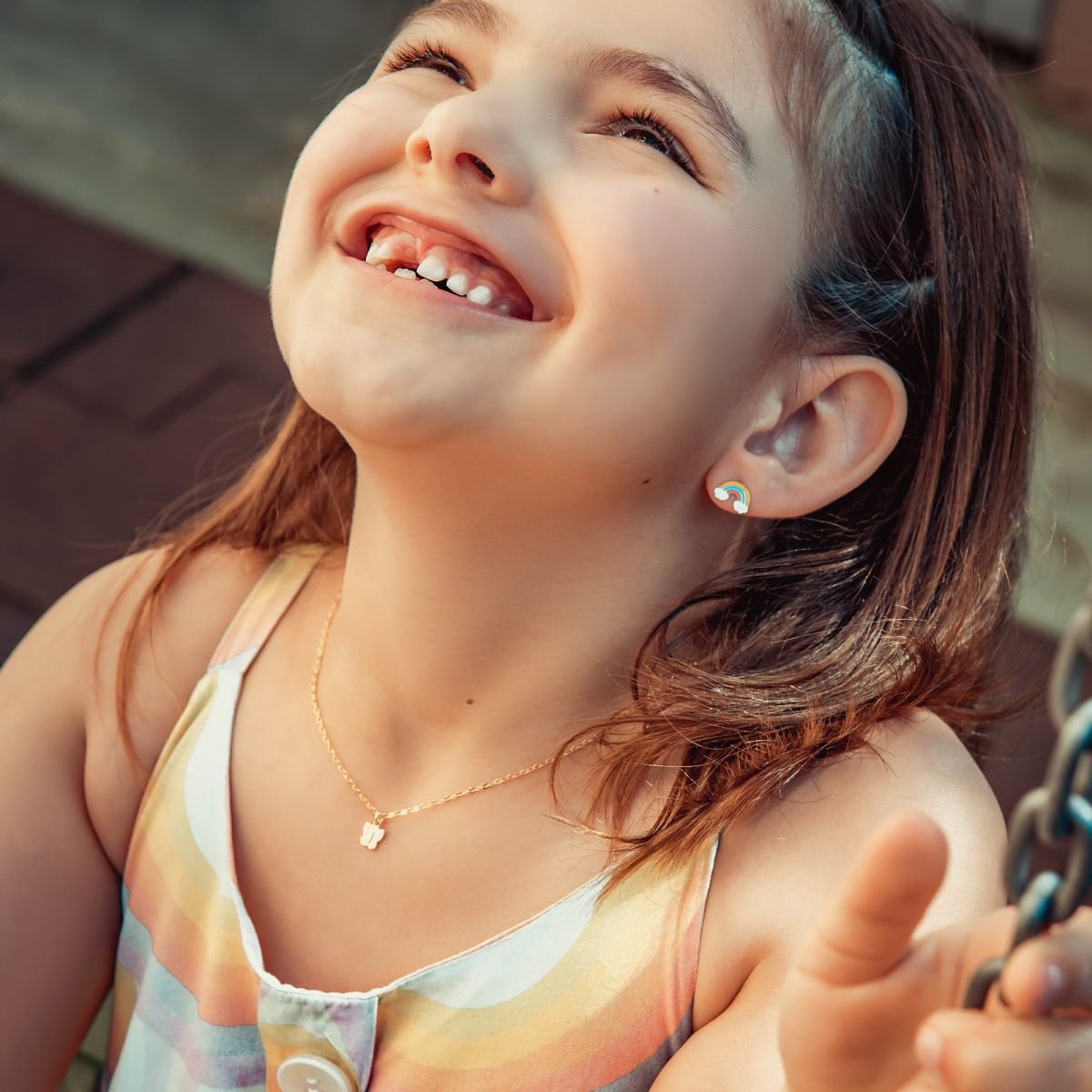Brinco infantil resinado de arco-íris folheado a ouro 18k