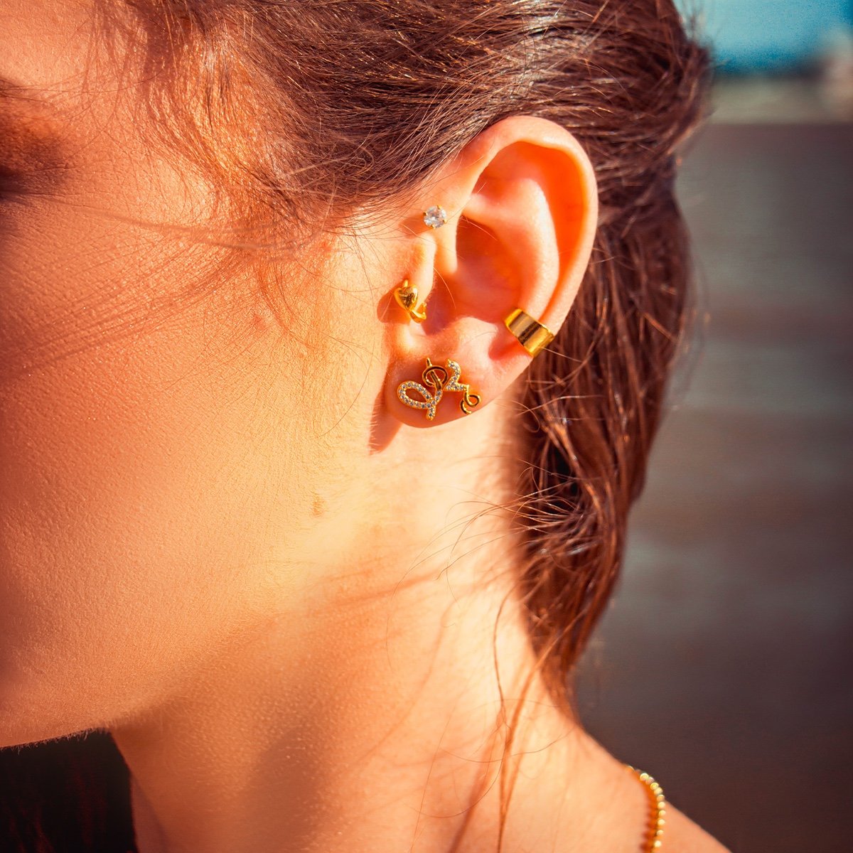Brinco LO VE com zircônias folheado a ouro 18k