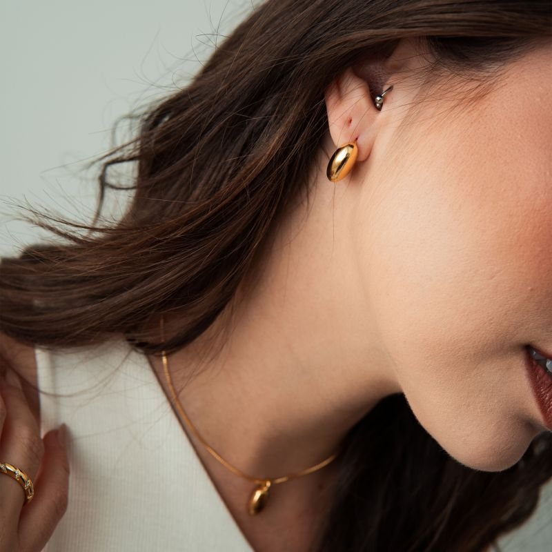 Brinco meia argola anatômica folheado a ouro 18k