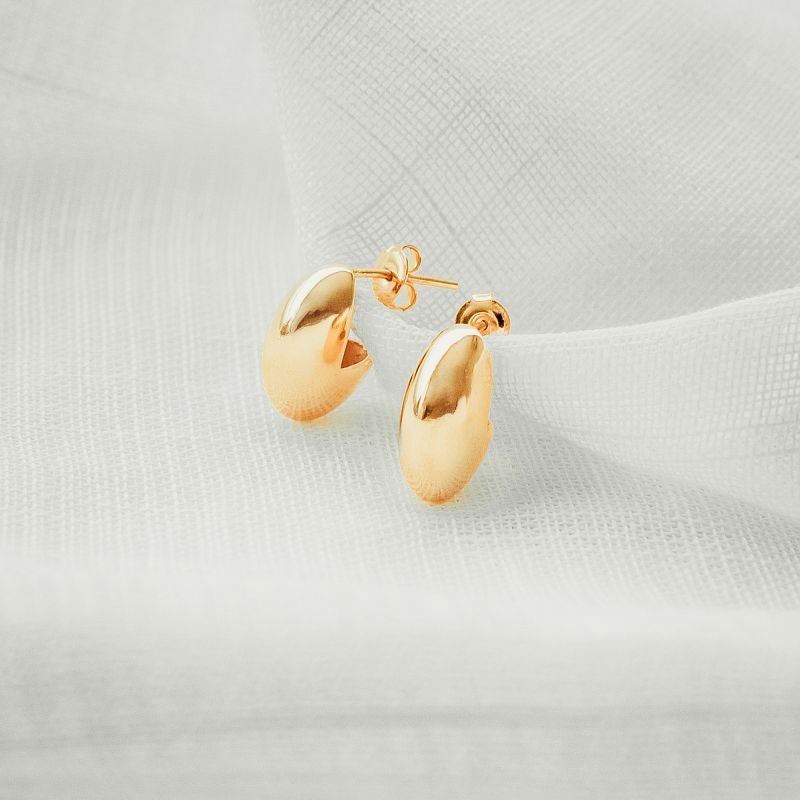 Brinco meia argola anatômica folheado a ouro 18k