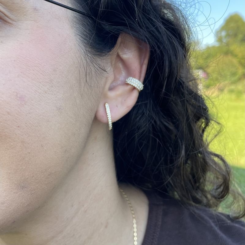 Brinco Meia Argola cravejado folheado a ouro 18k