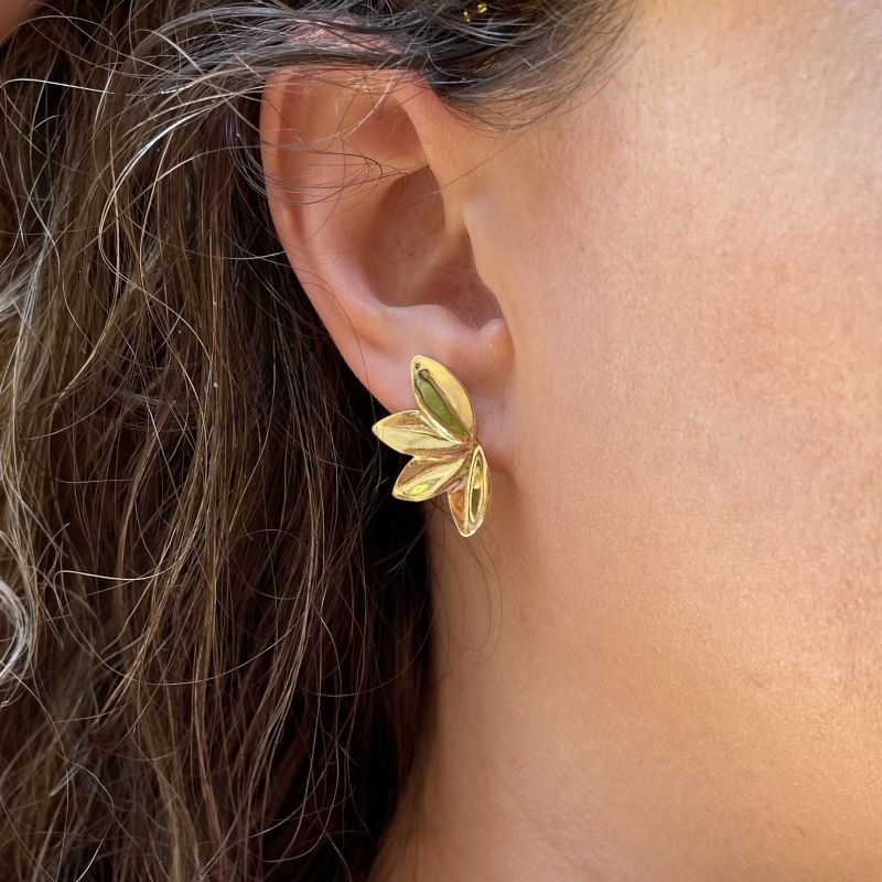Brinco meia flor folheado a ouro 18k