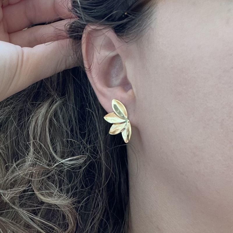 Brinco meia flor folheado a ouro 18k