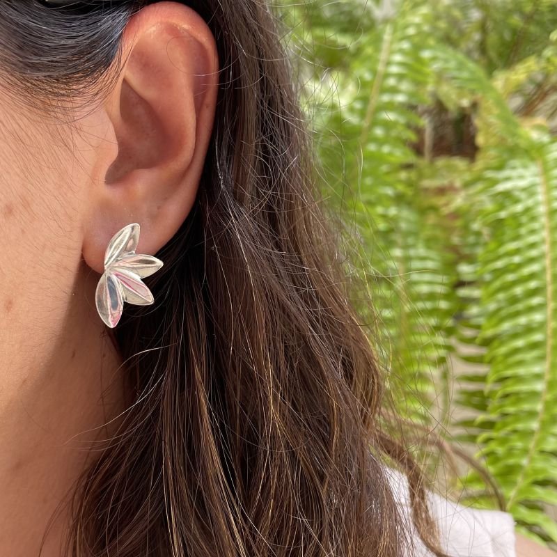 Brinco meia flor folheado a prata