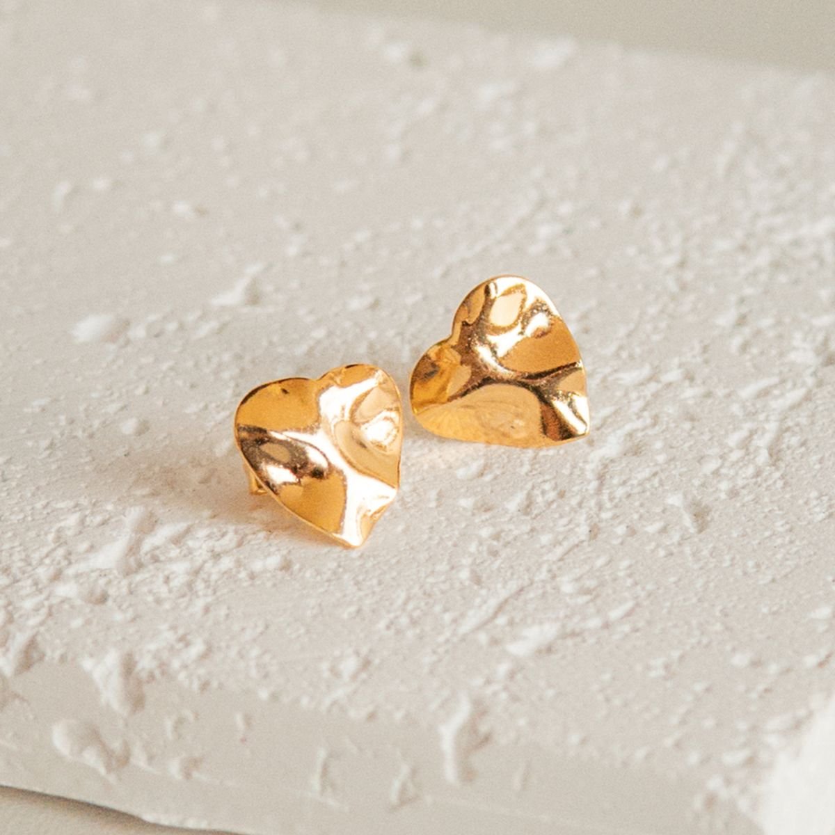 Brinco mini de coração orgânico folheado a ouro 18k