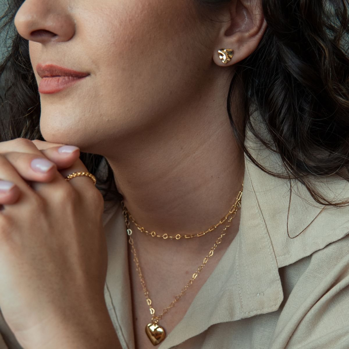 Brinco mini de coração orgânico folheado a ouro 18k