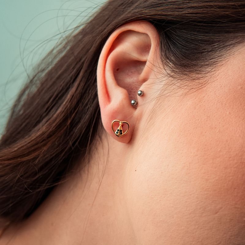 Brinco Nossa Senhora Aparecida cravejado com coração vazado folheado a ouro 18k