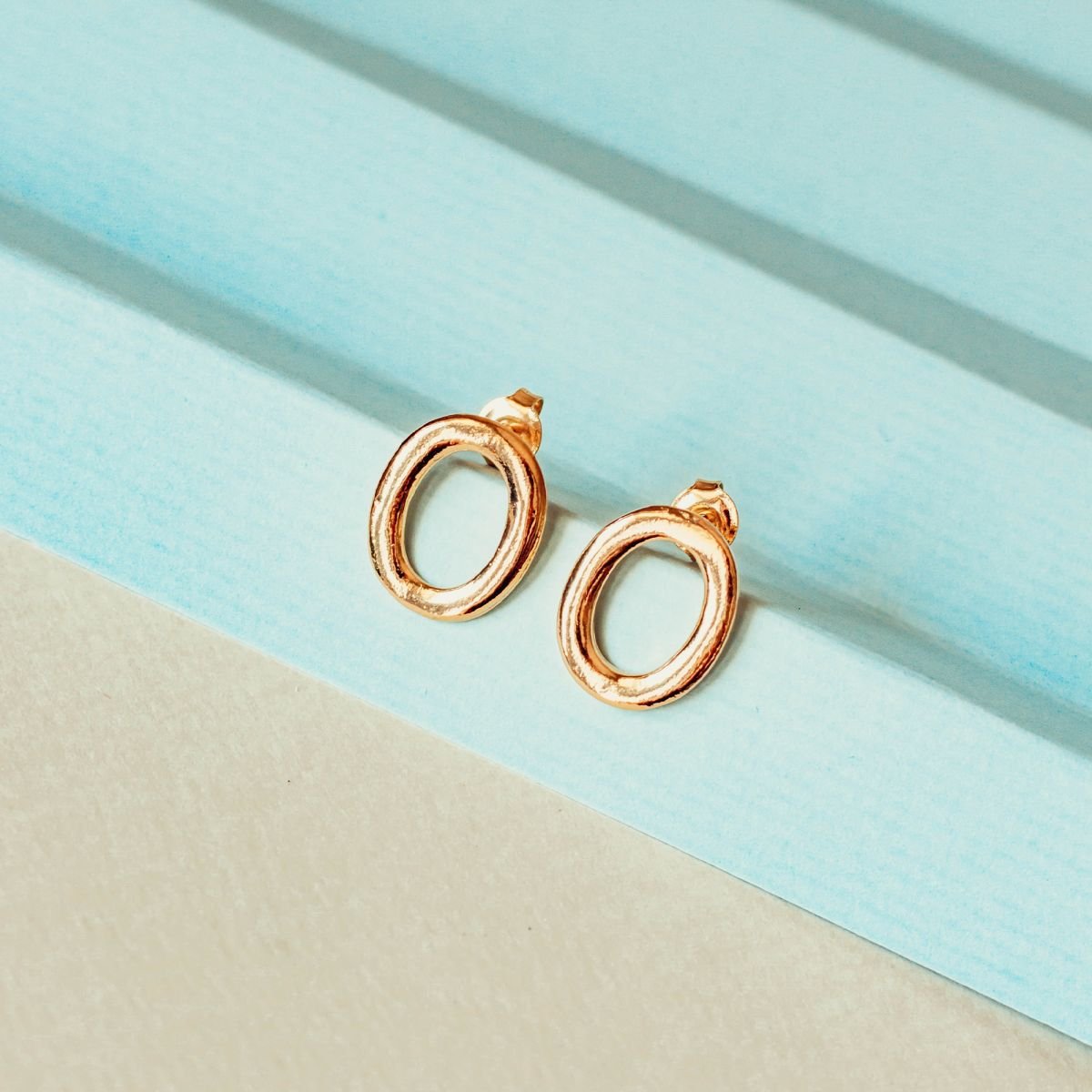 Brinco orgânico em formato oval folheado a ouro 18k