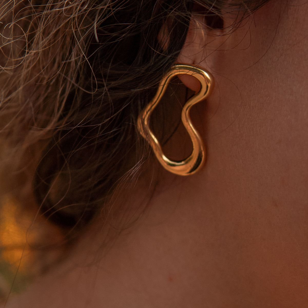 Brinco orgânico vazado folheado a ouro 18k