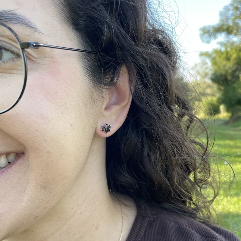 Brinco patinha com zircônia preta folheado a ouro 18k