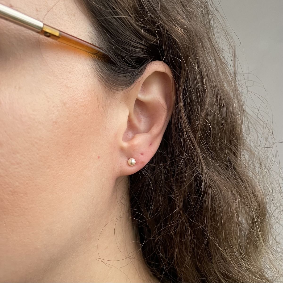Brinco pérola baby folheado a ouro 18k