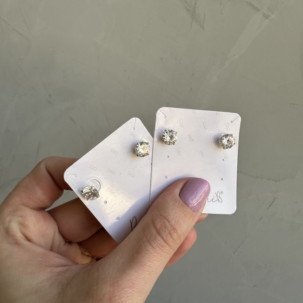Brinco ponto de luz de zircônia folheado a ouro 18k