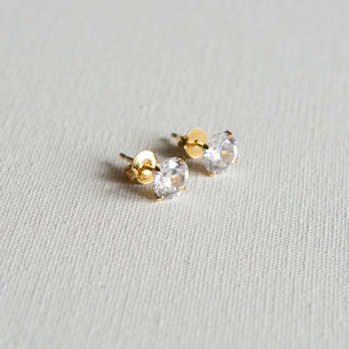 Brinco ponto de luz de zircônia folheado a ouro 18k
