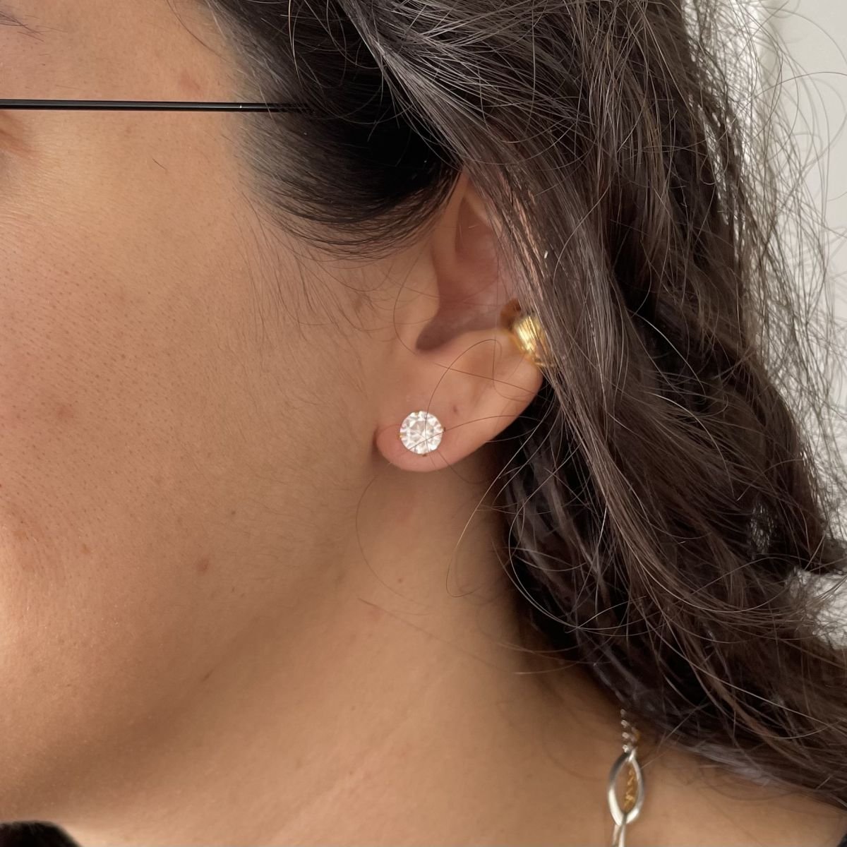 Brinco ponto de luz de zircônia folheado a ouro 18k