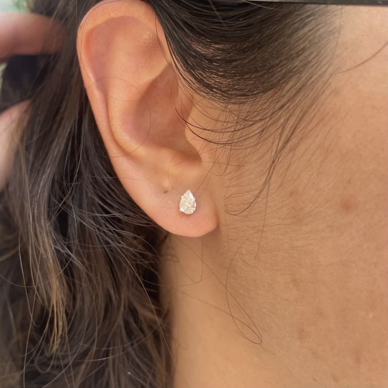 Brinco ponto de luz em gota folheado a prata