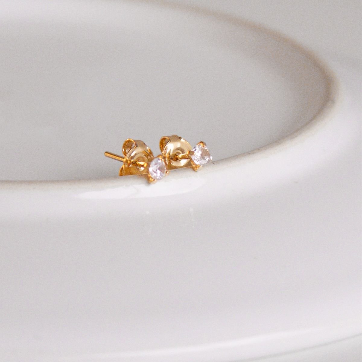 Brinco ponto de luz em zircônia branca folheado a ouro 18k