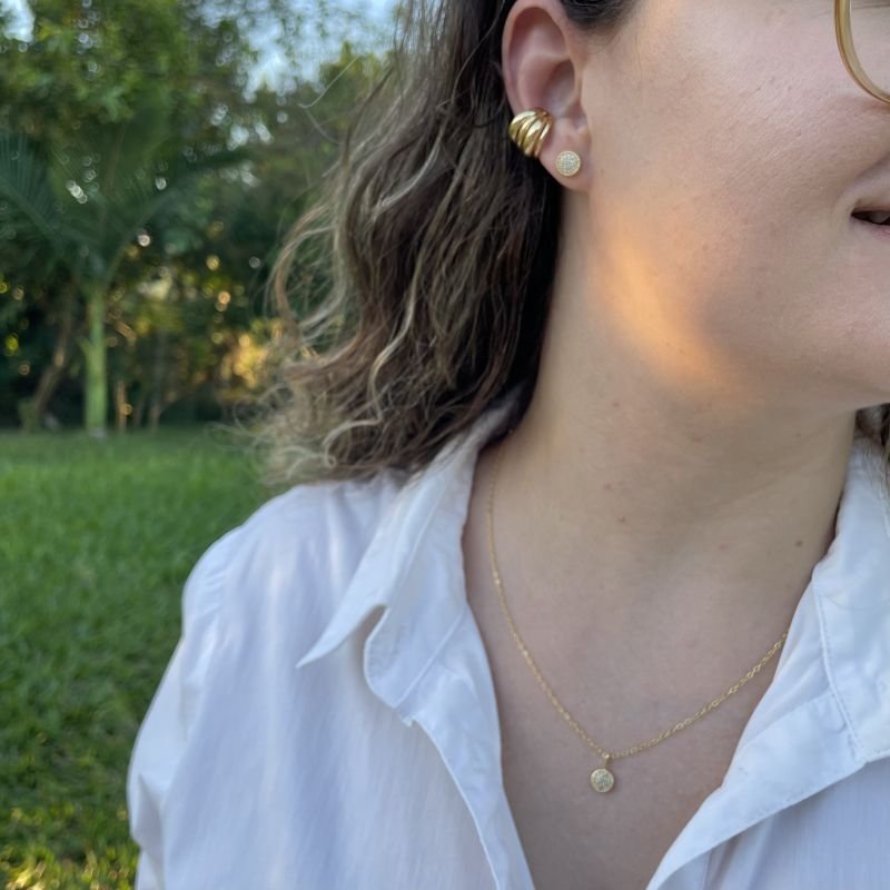 Brinco Redondo com zircônias brancas folheada a ouro 18k