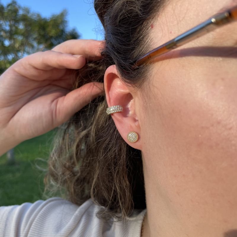 Brinco Redondo com zircônias brancas folheada a ouro 18k