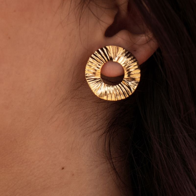 Brinco redondo vazado com detalhes texturizados folheado a ouro 18k