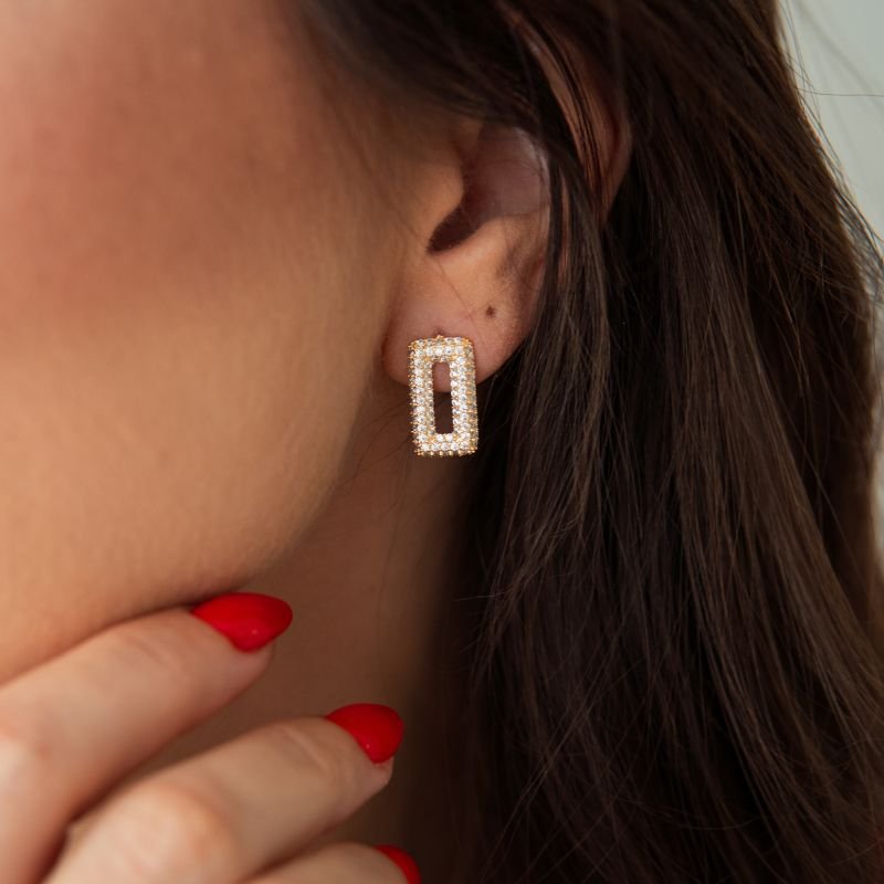 Brinco retangular cravejado em zircônia folheado a ouro 18k