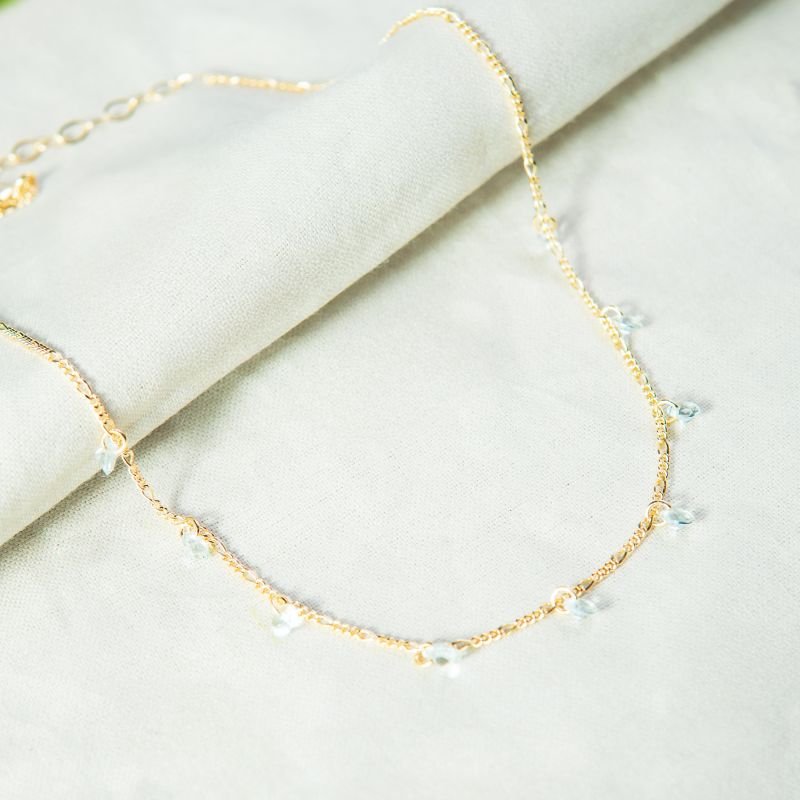 Choker de elos fígaro com pontos de luz aquamarine folheada a ouro 18k