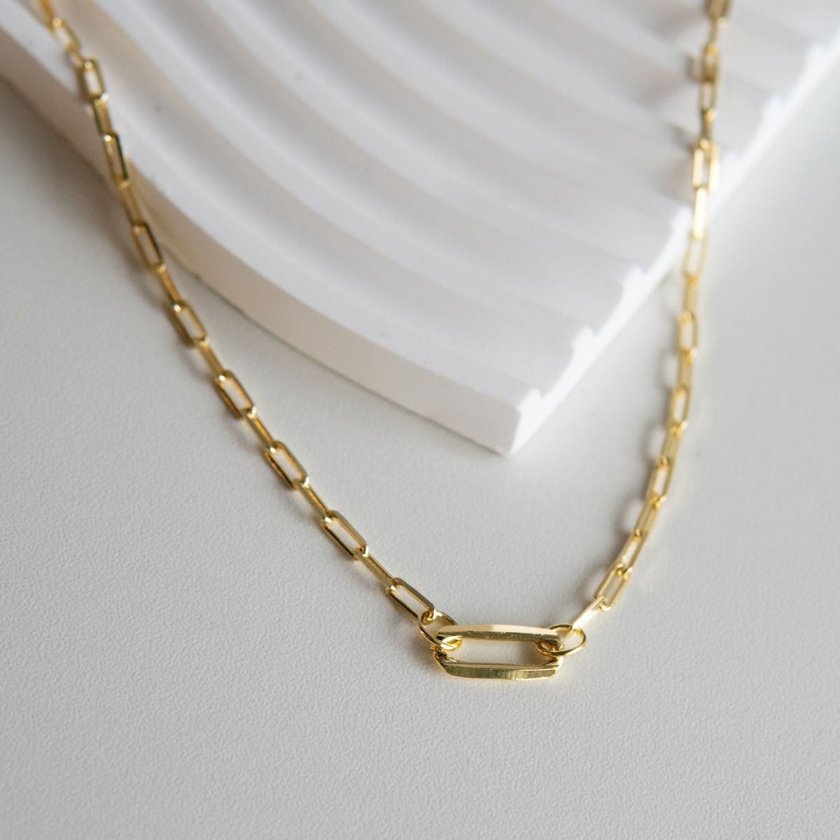 Choker de elos retangulares com detalhe de elo maior centralizado folheado a ouro 18k