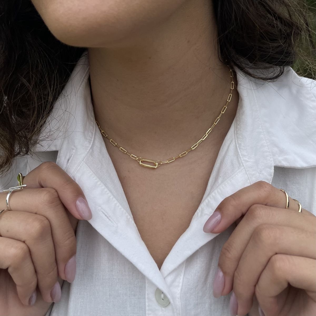 Choker de elos retangulares com detalhe de elo maior centralizado folheado a ouro 18k