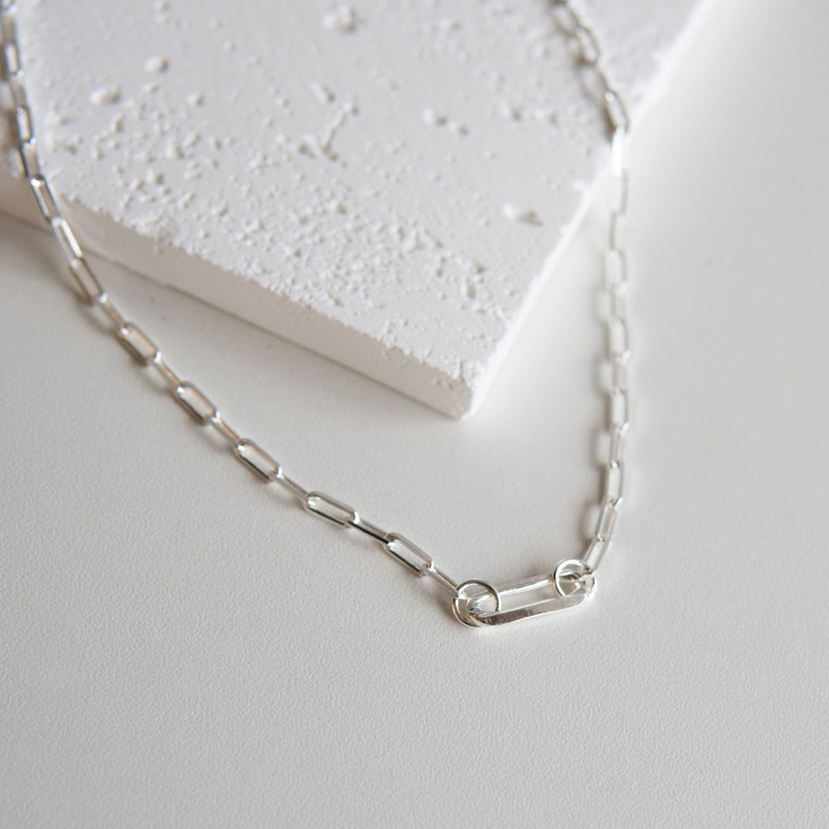 Choker de elos retangulares com detalhe de elo maior centralizado folheado a prata