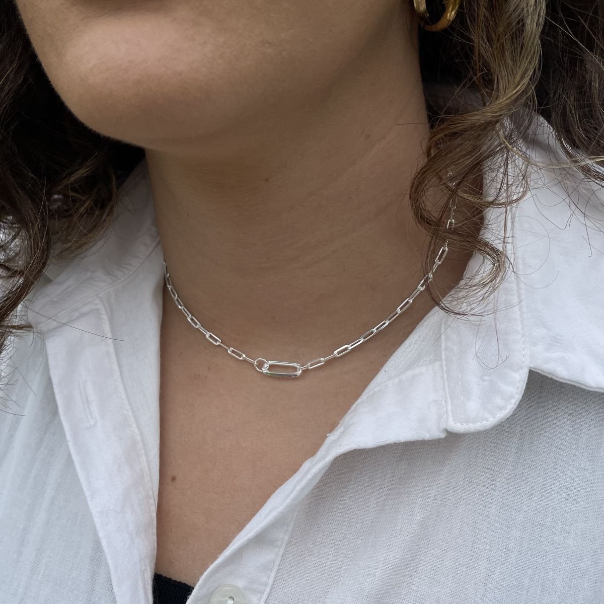Choker de elos retangulares com detalhe de elo maior centralizado folheado a prata
