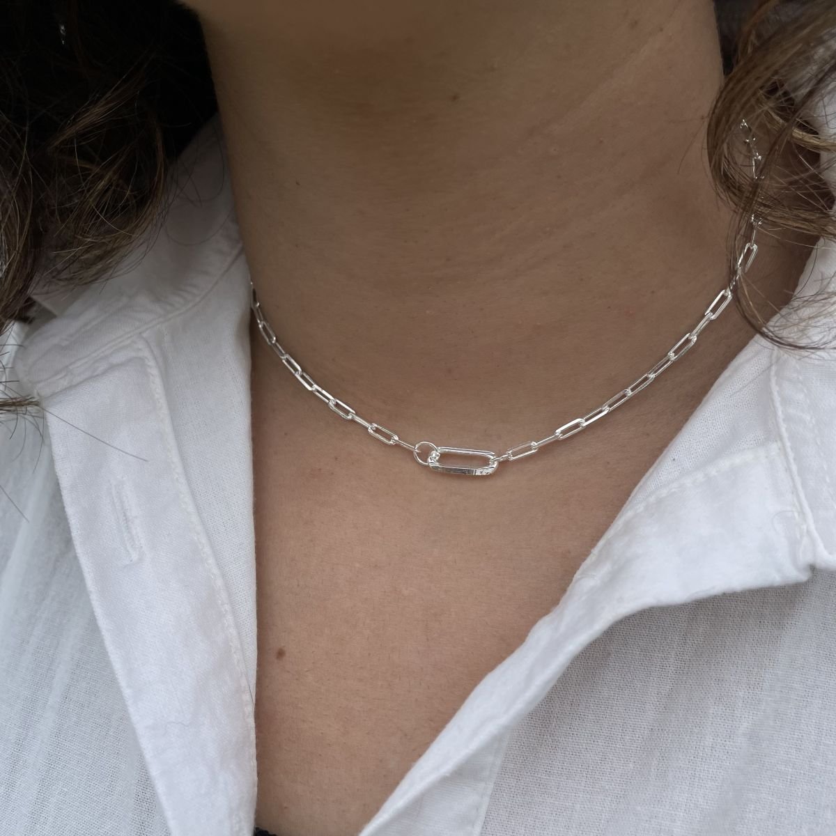 Choker de elos retangulares com detalhe de elo maior centralizado folheado a prata