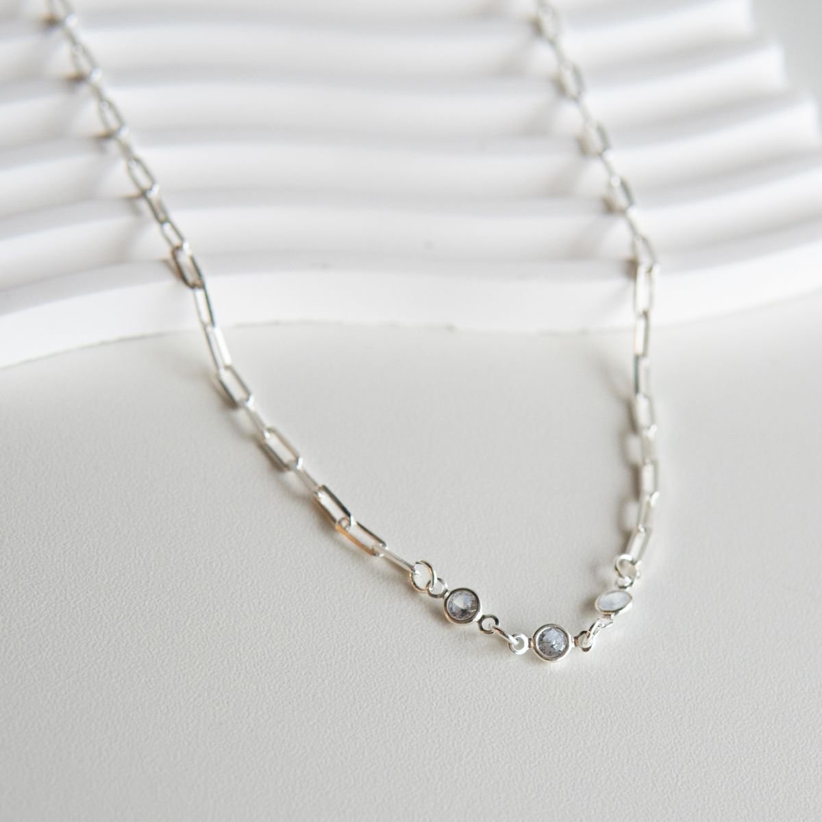 Choker de elos retangulares com pontos de luz folheado a prata