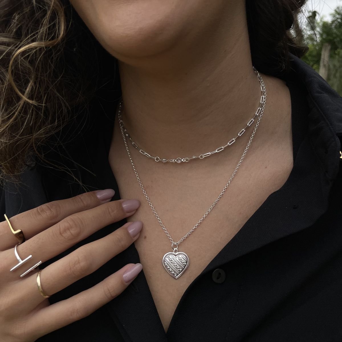 Choker de elos retangulares com pontos de luz folheado a prata