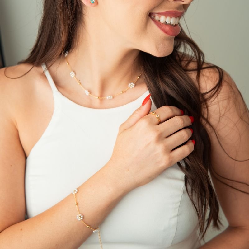 Choker de flores em pérolas folheada a ouro 18k