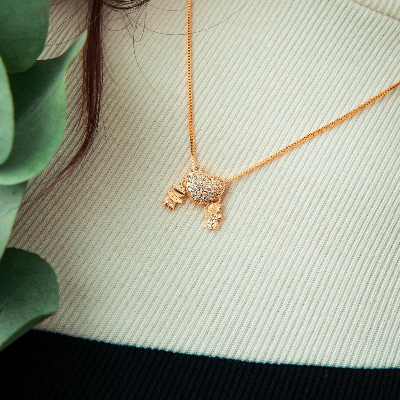 Colar com coração cravejado com casal de filhos folheado a ouro 18k