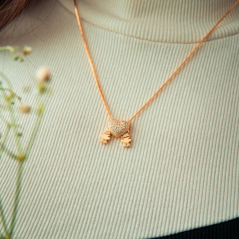 Colar com coração cravejado com meninos folheado a ouro 18k