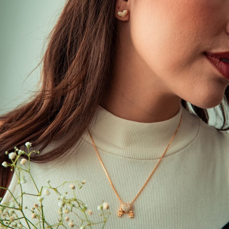 Colar com coração cravejado com meninos folheado a ouro 18k